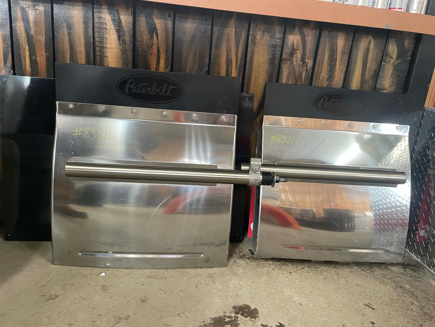 Paire de quart d'ailes stainless steal avec poteau et mud flap Peterbilt