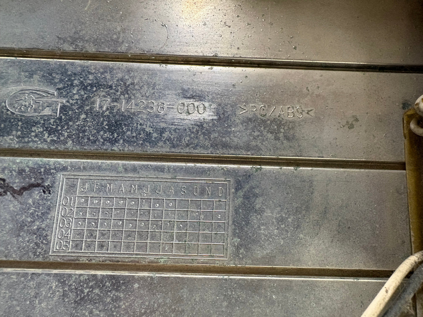 Encadrement de prise d'air de capot